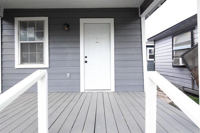 Building Photo - 1321 Bayou St