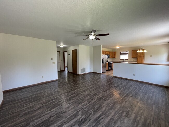 Building Photo - 3 bedroom 2 bathroom ranch-style home in t...