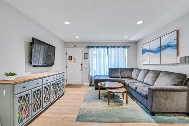 Building Photo - 2BR, 2BA UPGRADED CONDO DEL MAR! PET FRIEN...