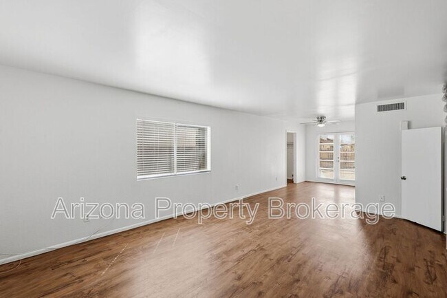 Building Photo - 245 E Vine Cir