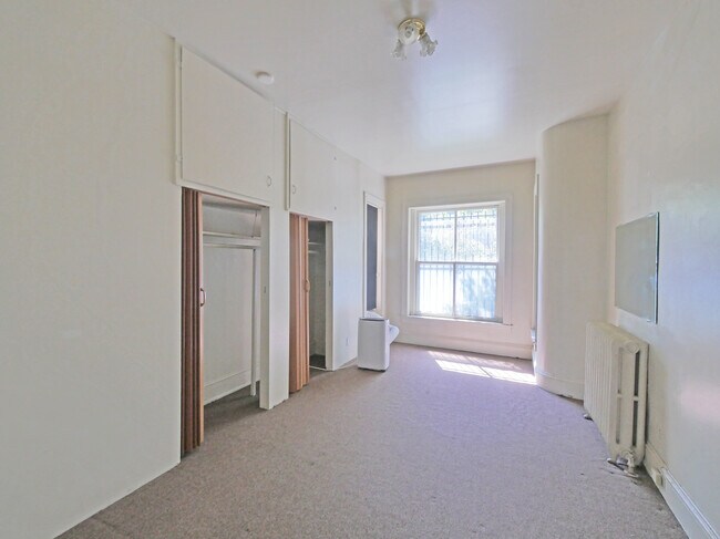 Front bedroom, facing south - 1725 Kilbourne Pl NW