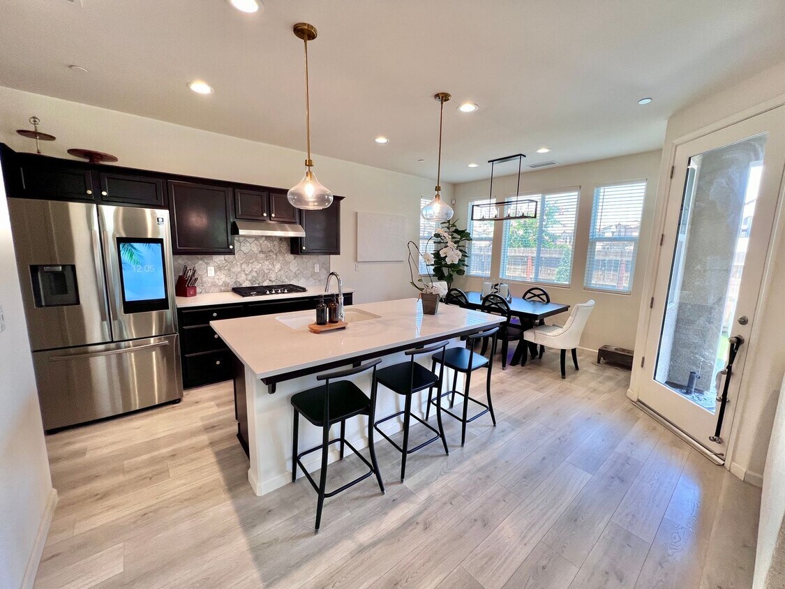 Foto principal - $2,395 Belmont & Fowler, Gated Community &...