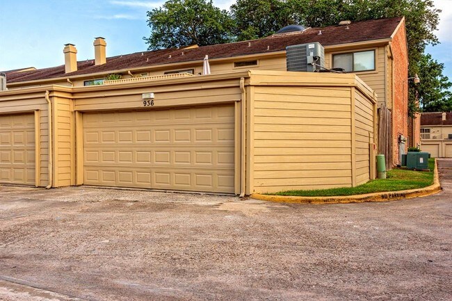 Building Photo - 936 Memorial Village Dr