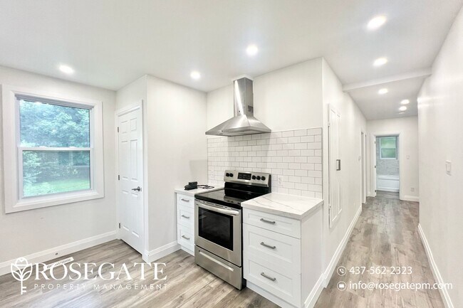 Building Photo - Bright & Modern 3-Bedroom Main Floor | 1,1...