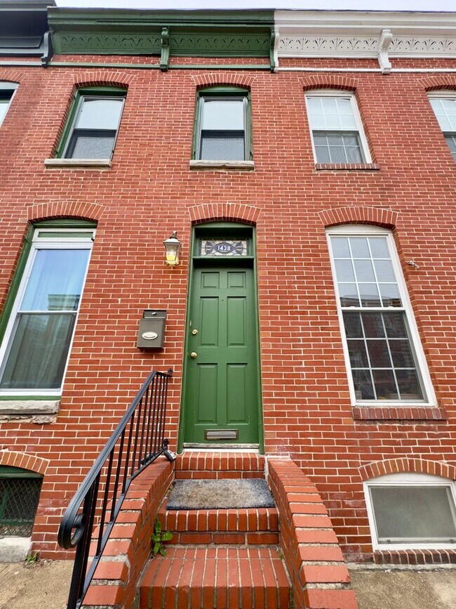 Foto del edificio - Charming 2 Bedroom/1 Bathroom Townhome with Deck and Parking Pad in South Baltimore!
