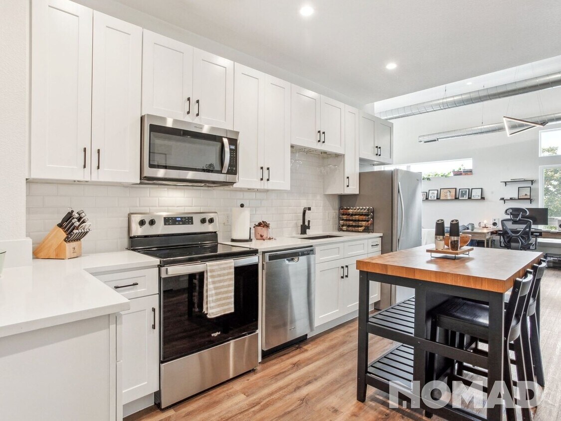 Foto principal - Top Floor Corner Unit 1 Bedroom Condo in S...