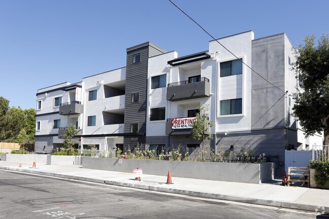 Calvert Place Apartments Apartments Tarzana, CA