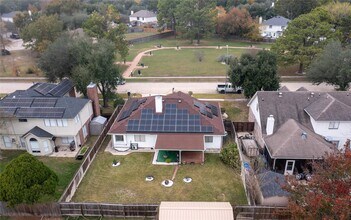 Building Photo - 806 N Willow Dr