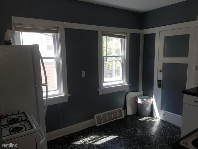 Building Photo - 3 br, 1 bath House - 3215 N Bartlett Ave