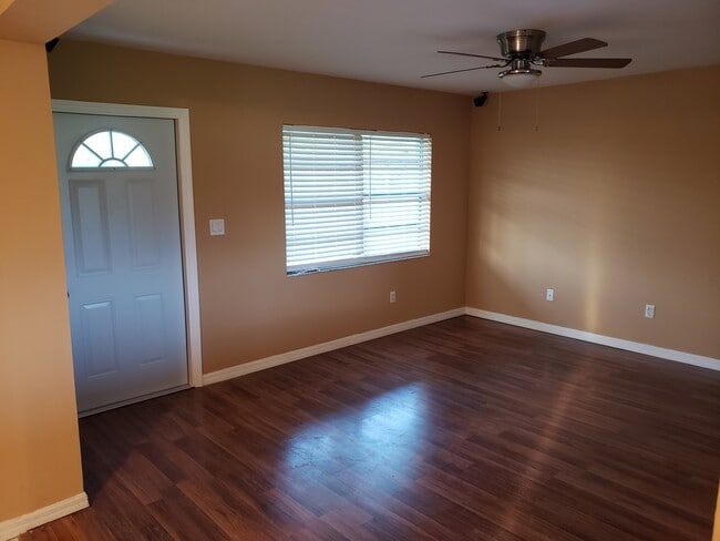 Foto del edificio - 2251 E 8TH ST
