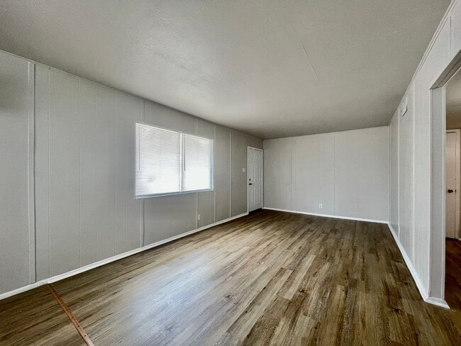 Building Photo - 2 Bedroom / 1 Bathroom Duplex Unit