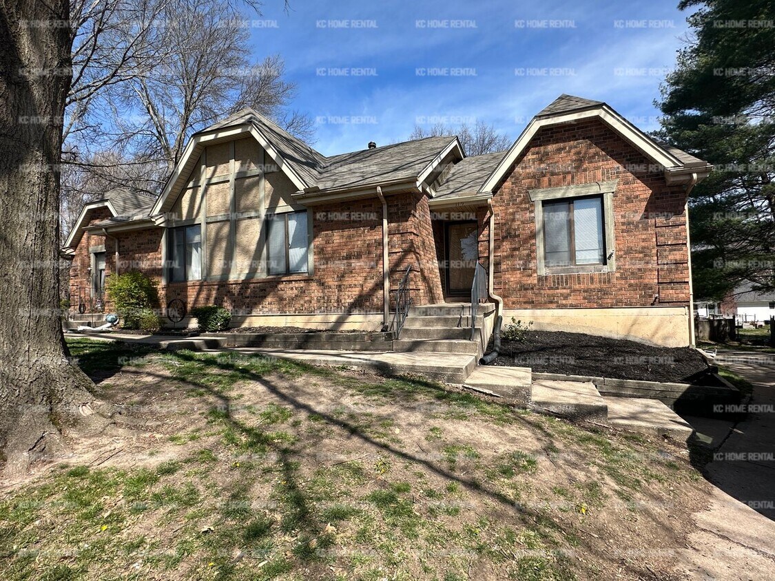 Primary Photo - Nice 3 bed 2 bath Townhouse in Blue Springs!