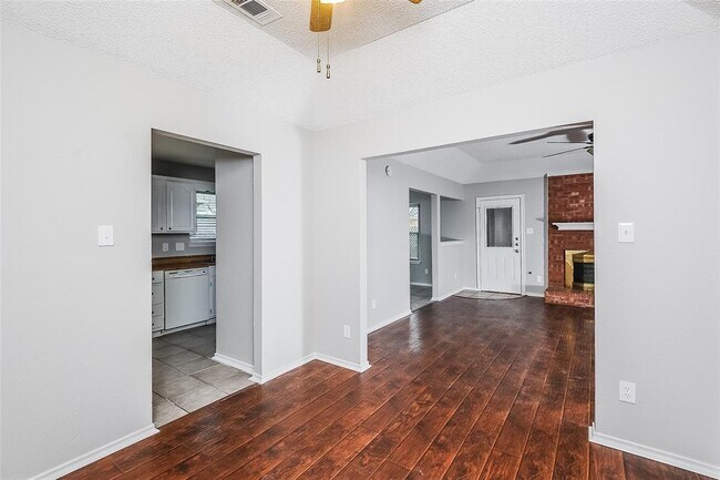 Foto del edificio - 2705 Forestview Dr