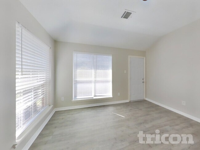 Foto del edificio - 24307 Hard Wood Dr