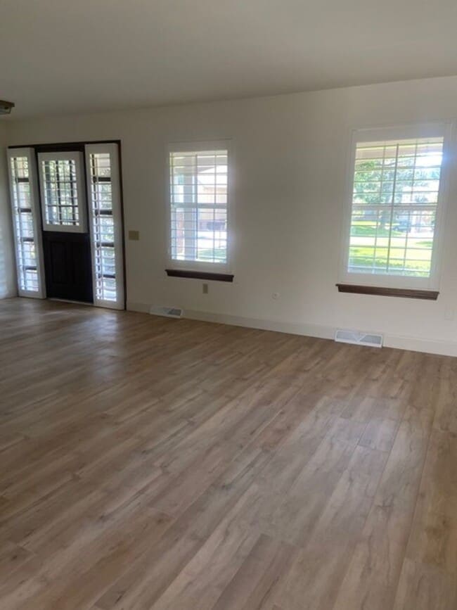 Building Photo - Call this gorgeous townhome yours! 2 master bedrooms with detached 2 car garage in Cherry Creek M...