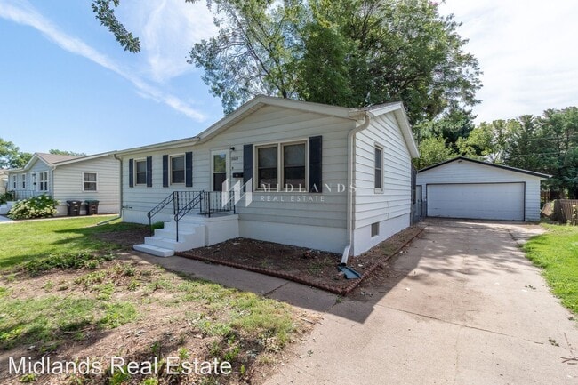Building Photo - 3 br, 2 bath House - 8609 B Street