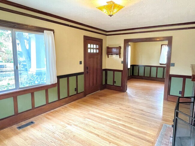 Building Photo - Arbor Lodge bungalow, 3 bedroom, 2 bathroo...