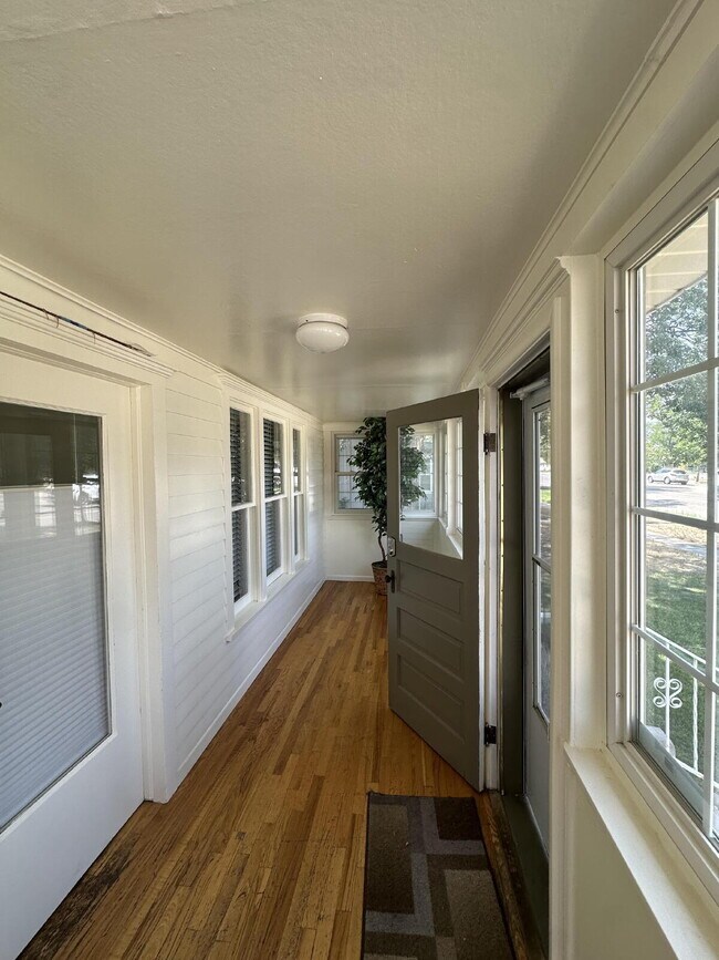 Foto del edificio - "Charming 2-Bedroom Retreat in the Heart of Windsor – 945 Sq. Ft. of Cozy Living!"