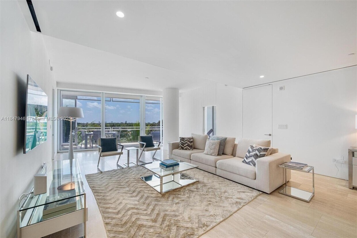 Foto principal - 9001 Collins Ave