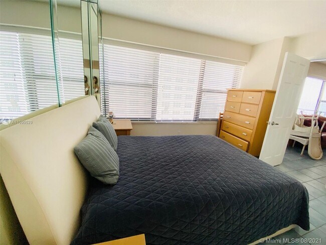 Building Photo - 3800 Galt Ocean Dr