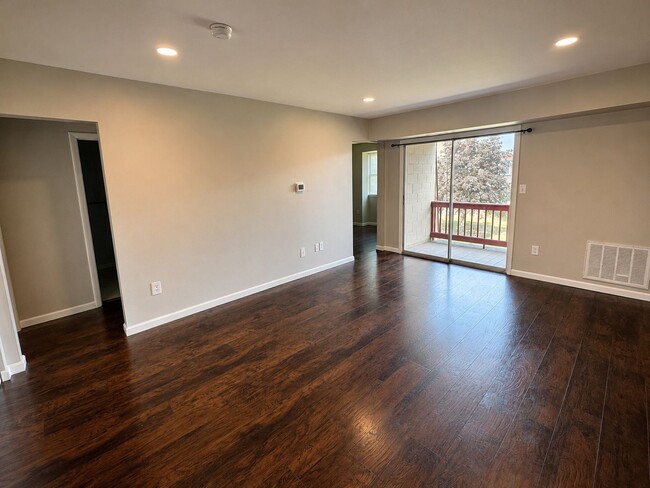 Building Photo - Second-Floor 2-Bedroom Apartment with Balcony