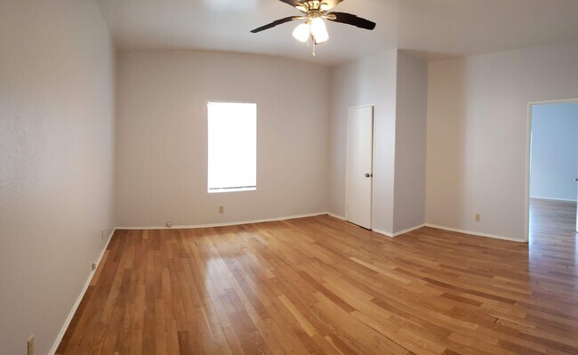 Foto del edificio - 868 1/2 W 43rd St