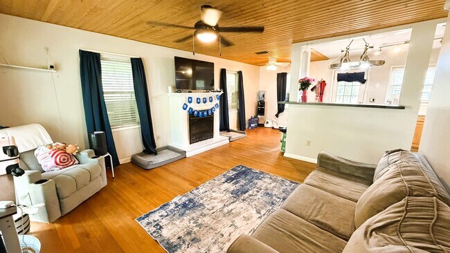 Foto del edificio - 1626 Mayhew St