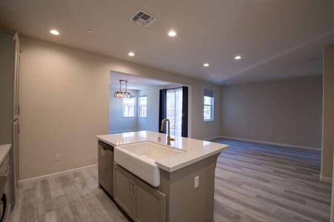 Building Photo - 3625 Blue Bird Dr