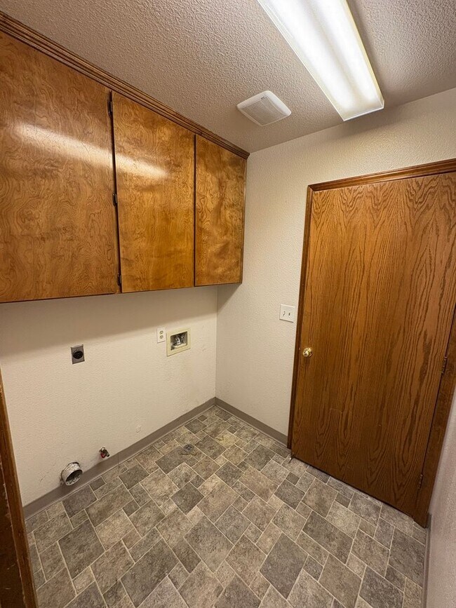 Building Photo - NW Visalia Home Available Now!