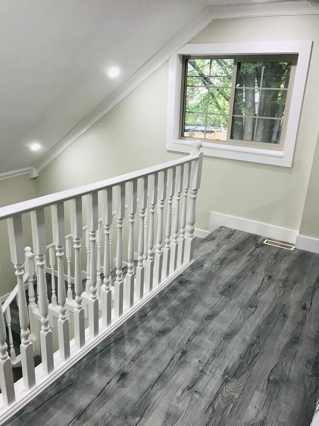 Upstairs private loft - 4389 Quebec St