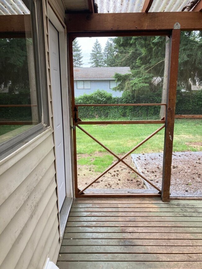 Foto del edificio - Cozy 4-Bedroom 1.5 Bath Gem with Fenced Ya...