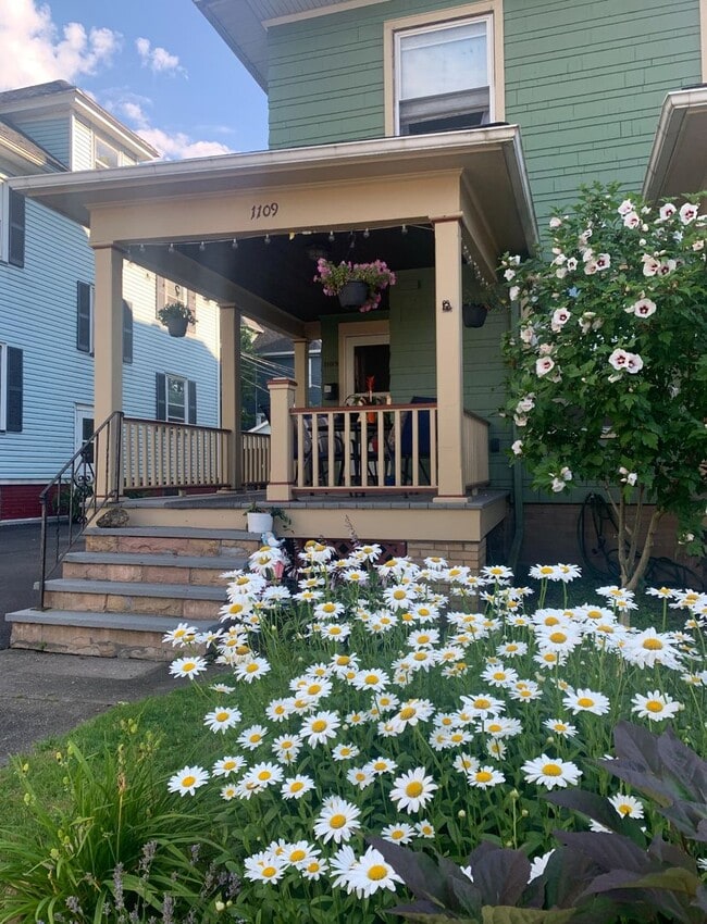 Building Photo - 1107-1109-1109 Monroe Ave