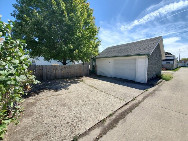 Garage - 7116 27th Ave