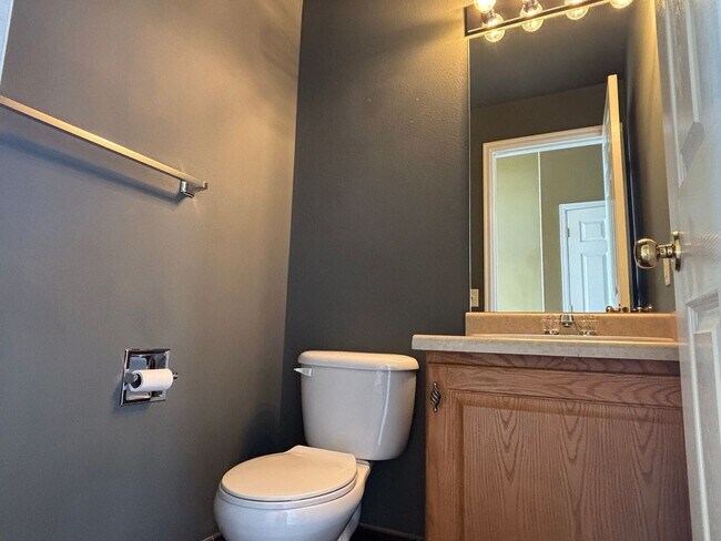 Foto del edificio - 3 bed, 2 1/2 bath single family home avail...