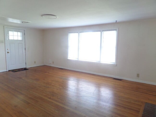 Building Photo - 608 Vail St