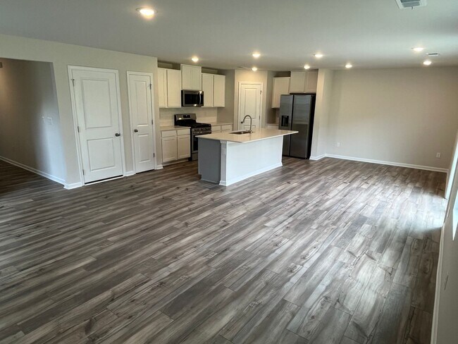 Building Photo - COMING AUGUST 2026!!! Newer 4 Bed Home in University Area