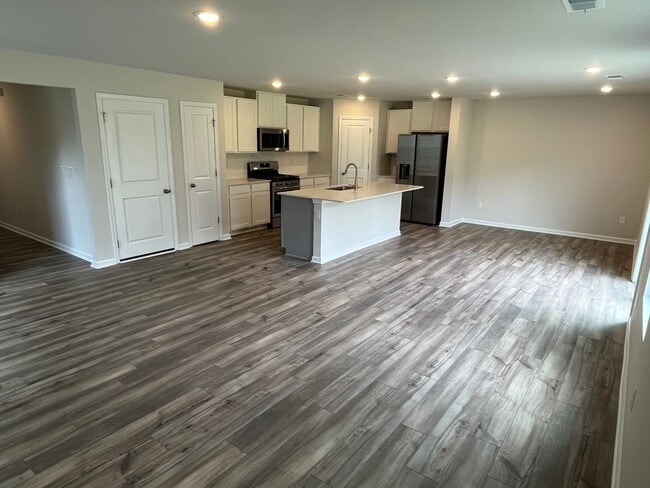 Foto del edificio - COMING AUGUST 2026!!! Newer 4 Bed Home in University Area