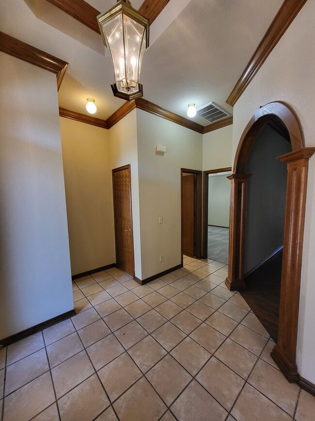 Building Photo - (3) Bed/(2.5) Bath with over 2000sqft in Blanchard Avail NOW!