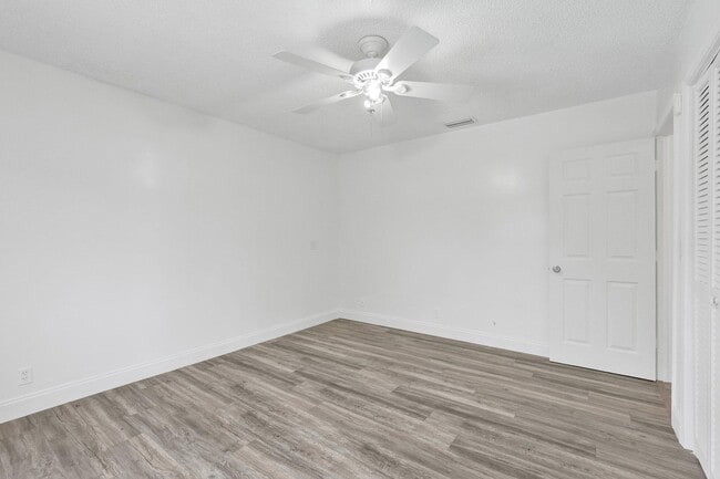 Building Photo - 5127 Woodstone Cir E