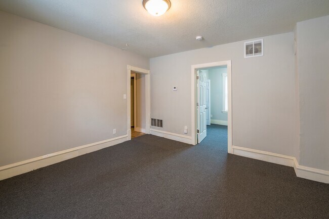 Foto del edificio - 2418 3rd St NE