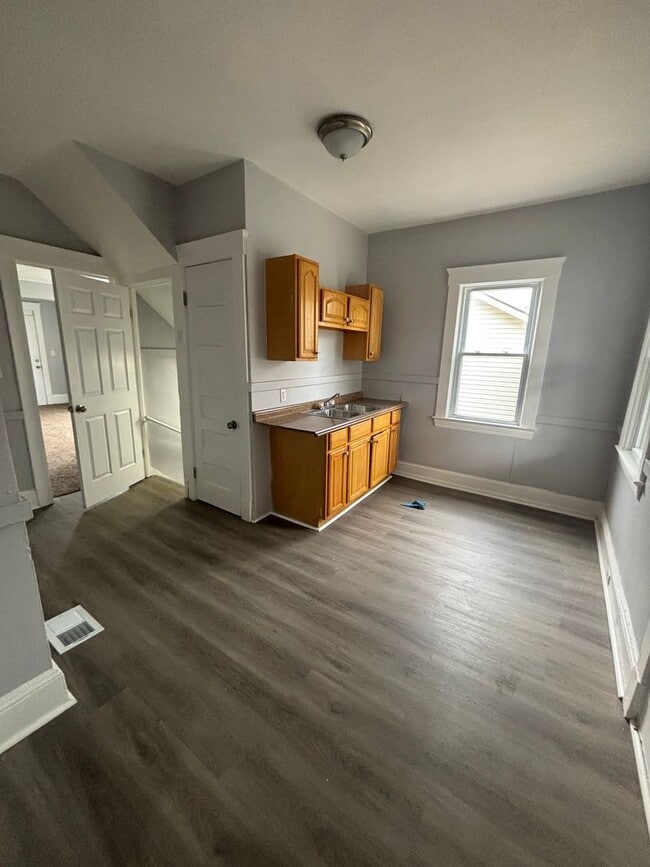 Foto del edificio - 4bd Single Section 8/Cash Pay