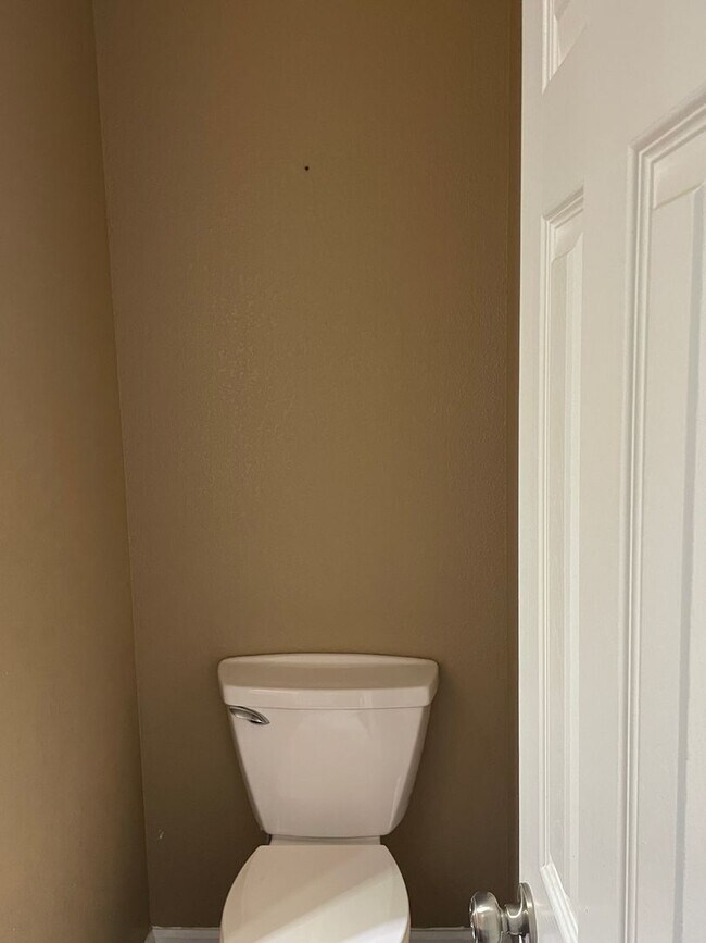 Building Photo - Large home with bonus room!