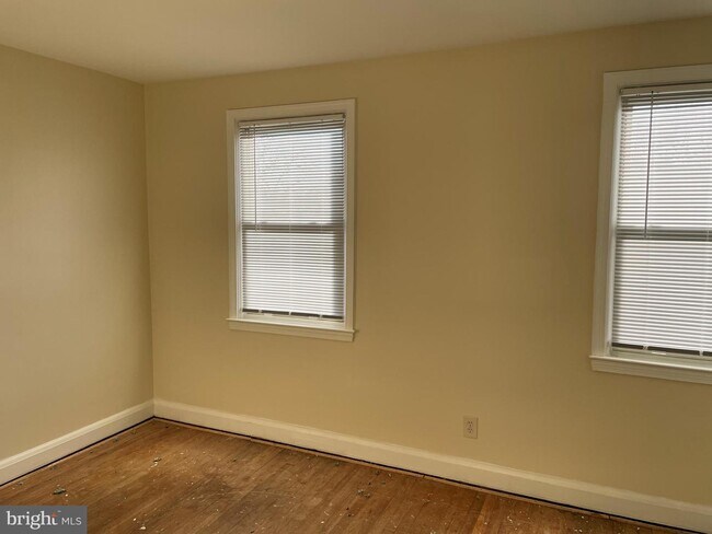 Building Photo - 501 Chalcot Square