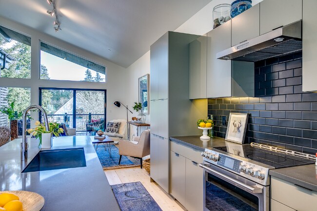 Foto del edificio - 203 Madrona Way NE