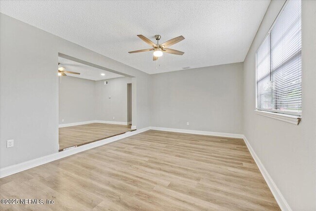 Foto del edificio - 6906 Bernay Ave