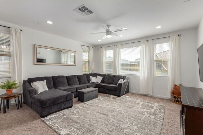 Foto del edificio - Single story 4 bedroom home
