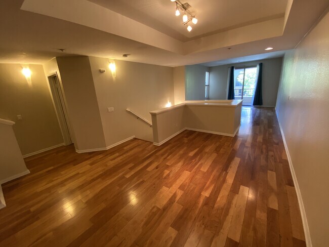Sala de estar del segundo piso - 8300 Station Village Ln