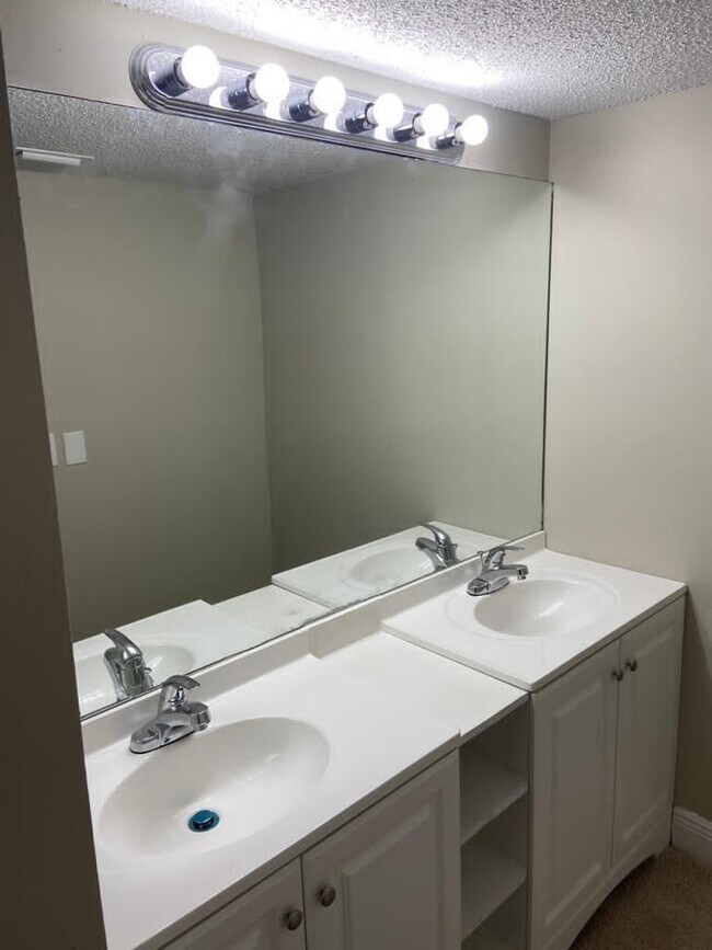 Foto del edificio - 12641 Westhampton Cir