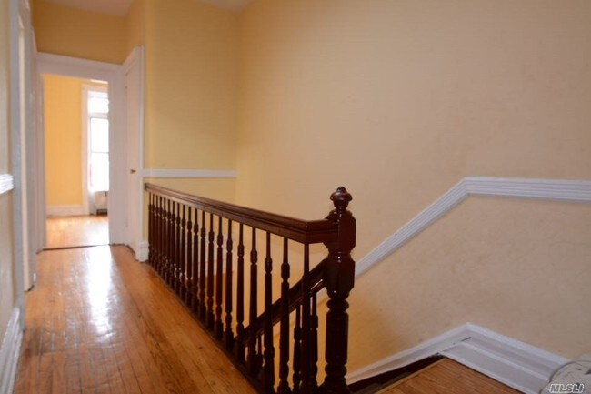 Building Photo - 273 Maple St