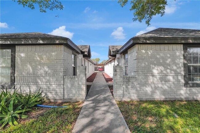 Building Photo - 18 S Dahlia St